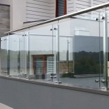 colocação de guarda corpo de vidro com inox Luz