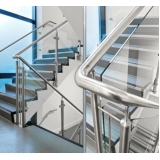 colocação guarda corpo de vidro com inox Caieiras